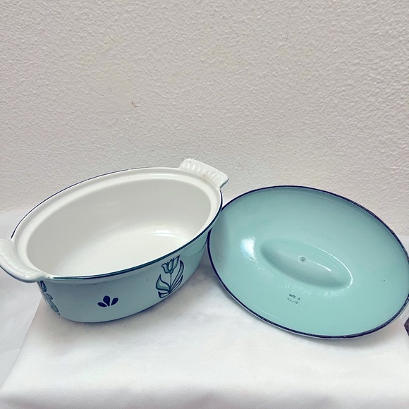 Vintage DRU Enamel, Tulips, Green Cast Iron Dutch Oven, Casserole with Lid - Picture 3 of 11